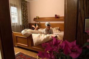 Voodi või voodid majutusasutuse Hotel Gasthof Brüggler toas
