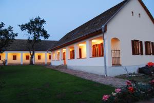 a house with a yard in front of it at Jackfall Apartman és Fogadó in Kisjakabfalva