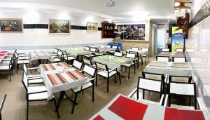 um restaurante com mesas e cadeiras num quarto em Sadyba Smotrytska Perlyna em Kamianets-Podilskyi