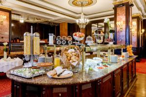 Makanan di atau berdekatan hotel