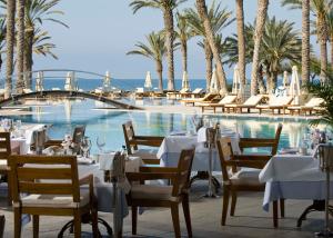 Bazén v ubytování Constantinou Bros Asimina Suites Hotel nebo v jeho okolí