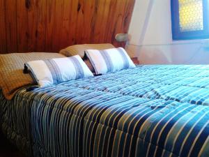 מיטה או מיטות בחדר ב-Casa Alpina Frente al Mar - Aguas Verdes