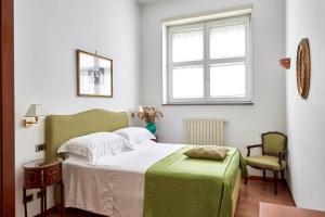 ソレントにあるVilla Il Gioielloのベッドルーム1室(ベッド1台、窓、椅子付)