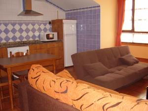 sala de estar con sofá y mesa en El Magnolio, en Santillana del Mar