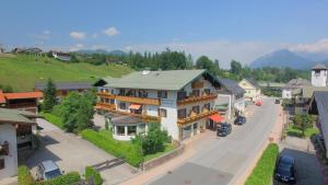 ein großes Haus an einer Straße in einer Stadt in der Unterkunft Pension Unterstein in Schönau am Königssee