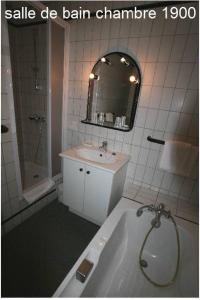 Kylpyhuone majoituspaikassa Hôtel de La Paix