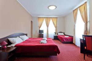 - une chambre avec un lit doté d'un ours en peluche dans l'établissement Pałac Pawłowice, à Gorz