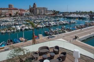 a marina with chairs and boats in the water at F2 chambre en duplex (calme) plein centre ville 1 min de la plage in Saint-Raphaël