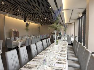 Un restaurante o sitio para comer en Hotel & Spa Ciudad de Binéfar