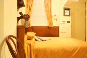 ein Schlafzimmer mit einem gelben Bett und einem Fenster in der Unterkunft Residence Týnská in Prag
