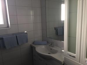 Haus Daniela في دروبولاش ام فاكر سى: حمام أبيض مع حوض ومرآة