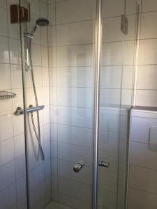 y baño con ducha y puerta de cristal. en Haus Daniela, en Drobollach am Faakersee
