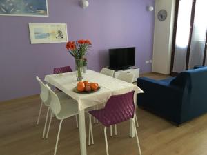 A television and/or entertainment centre at Tempo Di Sole con Serv Spiaggia