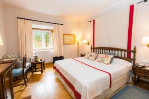 una habitación de hotel con una cama y un escritorio en Parador de Ribadeo, en Ribadeo 37 fotos más
