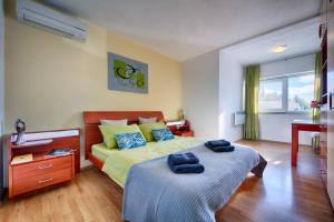 Postel nebo postele na pokoji v ubytování Seafront Suites Maja