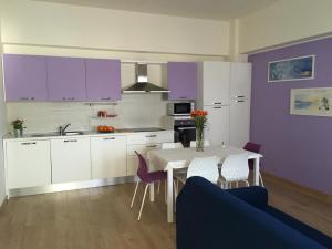 A kitchen or kitchenette at Tempo Di Sole con Serv Spiaggia