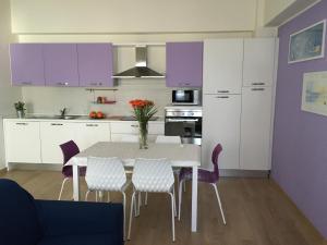 A kitchen or kitchenette at Tempo Di Sole con Serv Spiaggia
