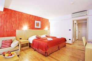 una camera d'albergo con letto e divano di Vilola a Umag (Umago)