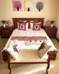 En eller flere senge i et værelse på Rose Apartment