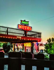 um motel com uma placa em cima em Caboose Motel & Gift Shop em Durango