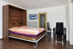 ノイハルリンガージールにあるHaus Hafenromantikのベッドルーム1室(ベッド1台、テーブル、椅子付)