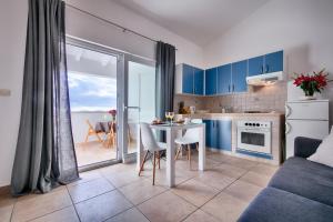 Kuchyň nebo kuchyňský kout v ubytování Seafront Suites Maja