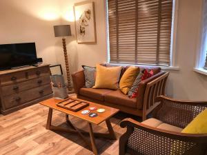 uma sala de estar com um sofá e uma mesa de centro em Flat 4, York Terrace em Norwich