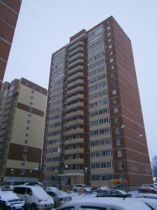 スィクティフカルにあるComfort apartment - studioの駐車場に車を停めた高層ビル
