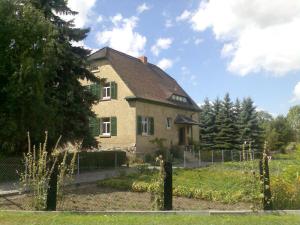 een huis met een hek ervoor bij Wohnpension Litzkendorf in Naumburg