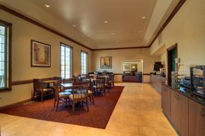 A restaurant or other place to eat at Country Inn & Suites by Radisson, Chanhassen, MN