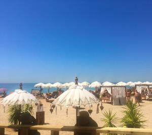 - une plage avec des parasols et des chaises et l'océan dans l'établissement Casa Nikolina, à Albufeira