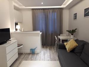 salon z czarną kanapą i stołem w obiekcie Apartament Marina w mieście Sopot