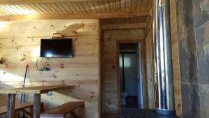 TV a/nebo společenská místnost v ubytování HelChiloé Cabañas
