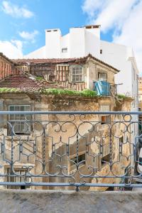un vecchio edificio con recinto di ferro di Modern Apartment Bica dos Olhos a Lisbona