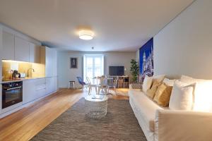 un soggiorno con divano bianco e una cucina di Modern Apartment Bica dos Olhos a Lisbona
