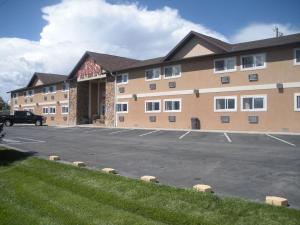 SiltRed River Inn Silt - Rifle的一家酒店，前面有个停车场