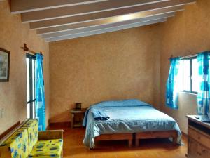 迪坡斯特蘭的住宿－奧尼拉斯酒店，一间设有床铺的卧室,位于带蓝色窗帘的房间