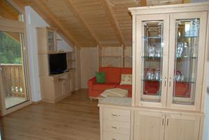 サン・マルティーノ・イン・バディーアにあるSalietaのリビングルーム(オレンジ色のソファ、テレビ付)