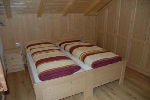 サン・マルティーノ・イン・バディーアにあるSalietaのベッド2台 木製キャビネット付きの部屋