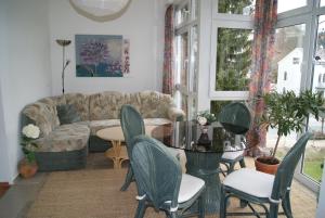 バート・エルスターにあるFerienwohnungen Rosengartenのリビングルーム(ソファ、テーブル、椅子付)