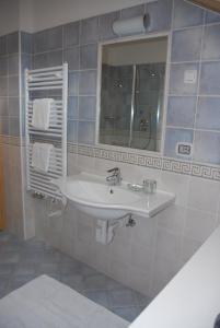 サン・マルティーノ・イン・バディーアにあるSalietaのバスルーム(洗面台、鏡付)