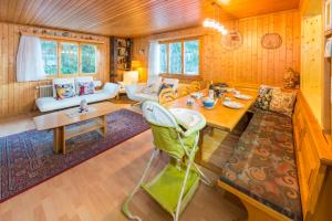 ein Wohnzimmer mit einem Sofa und einem Tisch in der Unterkunft Chalet Sven & Marc Grächen, Niedergrächen Vallis in Sankt Niklaus