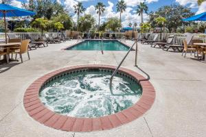 Kolam renang di atau di dekat Baymont by Wyndham Fort Myers Airport