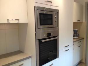 a kitchen with a microwave and a oven at Casa Suprana in Partinello