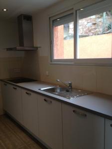 uma cozinha com um lavatório e uma janela em Casa Suprana em Partinello