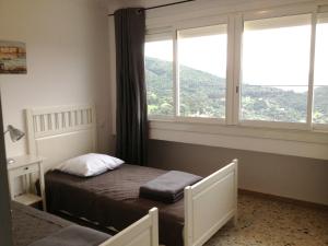 Habitación pequeña con cama y ventana en Casa Suprana, en Partinello