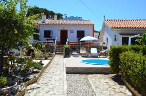 a house with a yard with a swimming pool at Casa de campo em Sesimbra in Sesimbra
