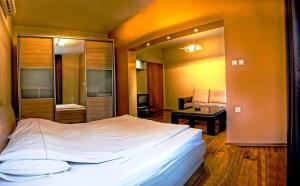 A bed or beds in a room at Guest House Elegance