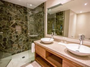 A bathroom at Atlantis Dive Resort Dumaguete