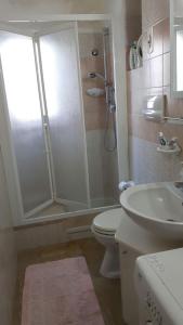 ピッツォルンゴにあるA Due Passi Dal Mareのバスルーム(シャワー、トイレ、シンク付)
